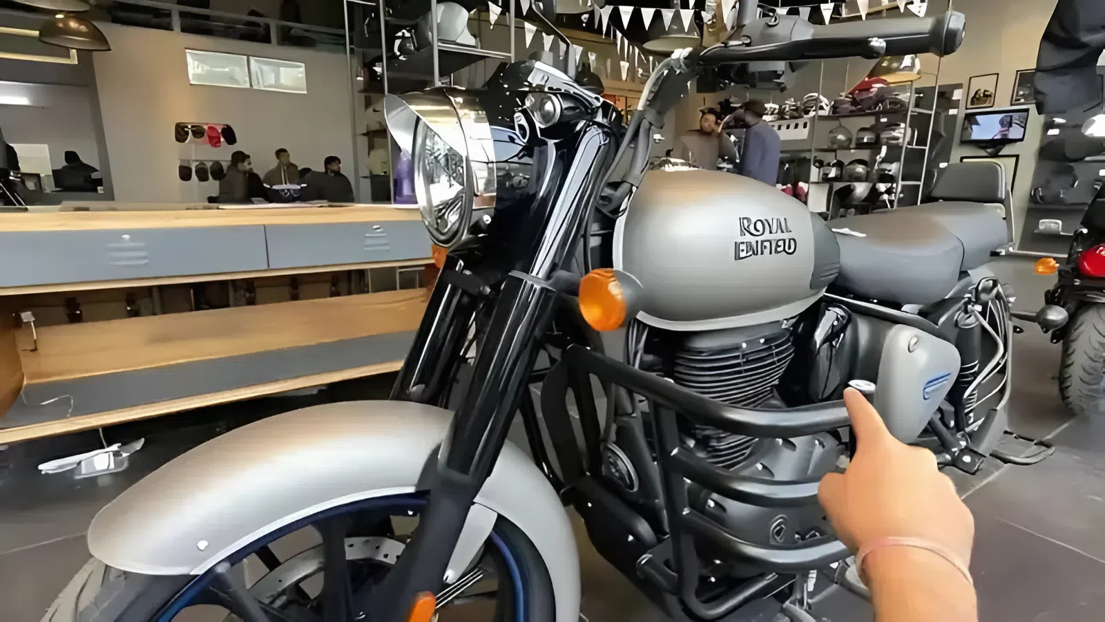 Bobber का खेल खत्म करने आ गया Royal Enfield Classic बाइक। 350cc इंजन और 45Kmpl का माइलेज, डिस्काउंट प्राइस में खरीदे